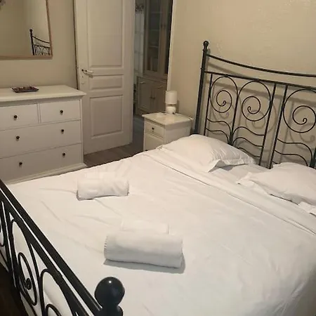 Republic - Right In The Center Of The Old Town *