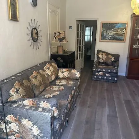 Republic - Right In The Center Of The Old Town * 昂蒂布